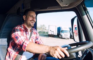 Kwalifikacje kierowcy samochodu ciężarowego – kierowca siedzący w kabinie – mytracko.pl