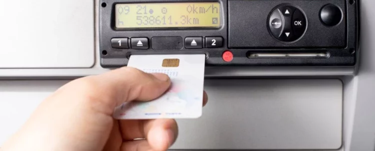 Karta kierowcy wkładana do tachografu cyfrowego