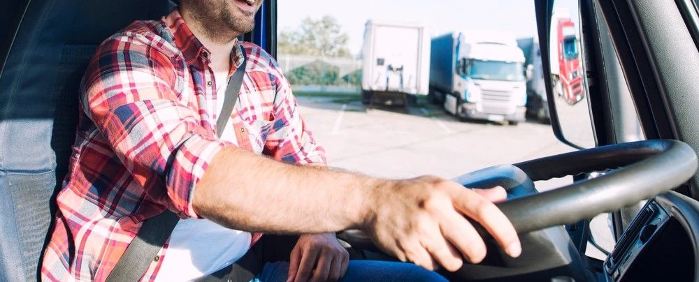 Kwalifikacje kierowcy samochodu ciężarowego – kierowca siedzący w kabinie – mytracko.pl