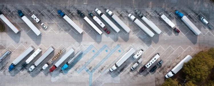 Samochody ciężarowe transportowe na postoju