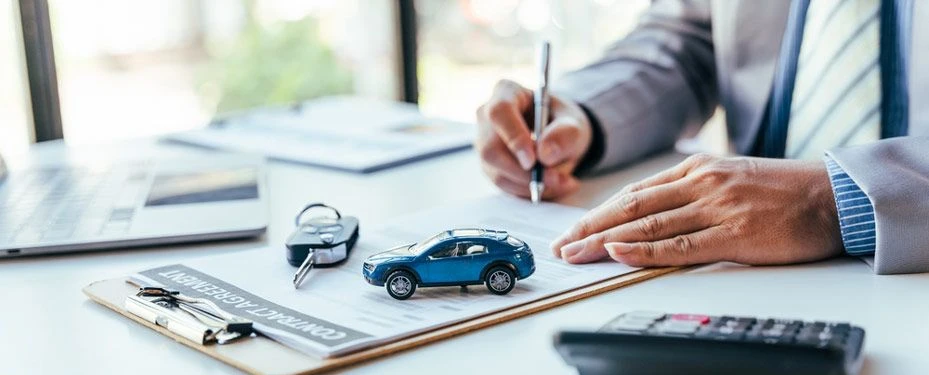 Mężczyzna podpisujący umowę wynajmu samochodu – mytracko.pl